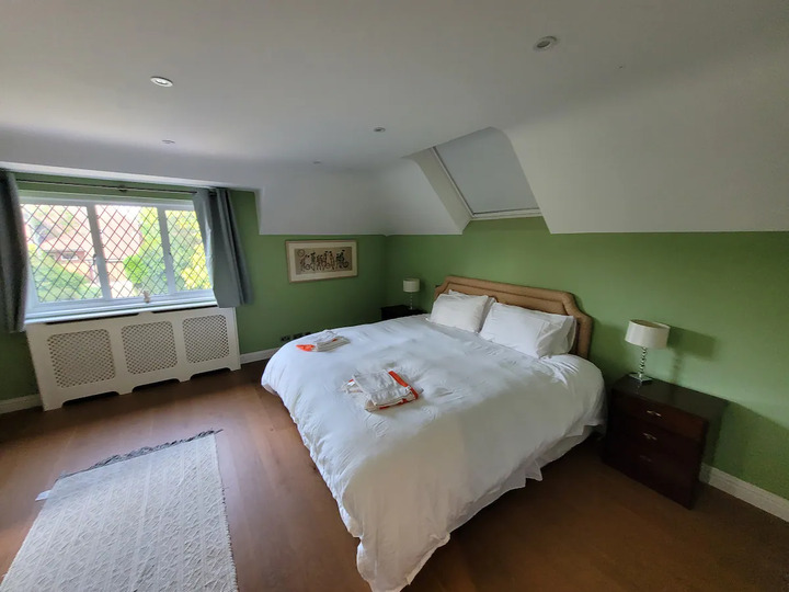 8 Bedroom Family House In Farnborough